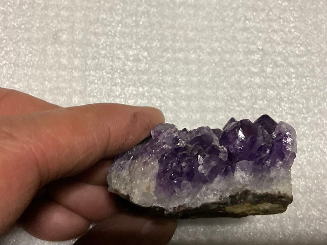 紫水晶。エメラルド。【綺麗な鉱石となります。お部屋のインテリアとかに如何ですか】