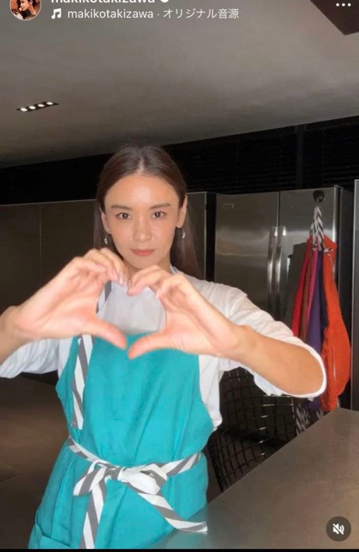 タキマキ　滝沢眞規子さん　ターコイズ エプロン　 ストライプリボン