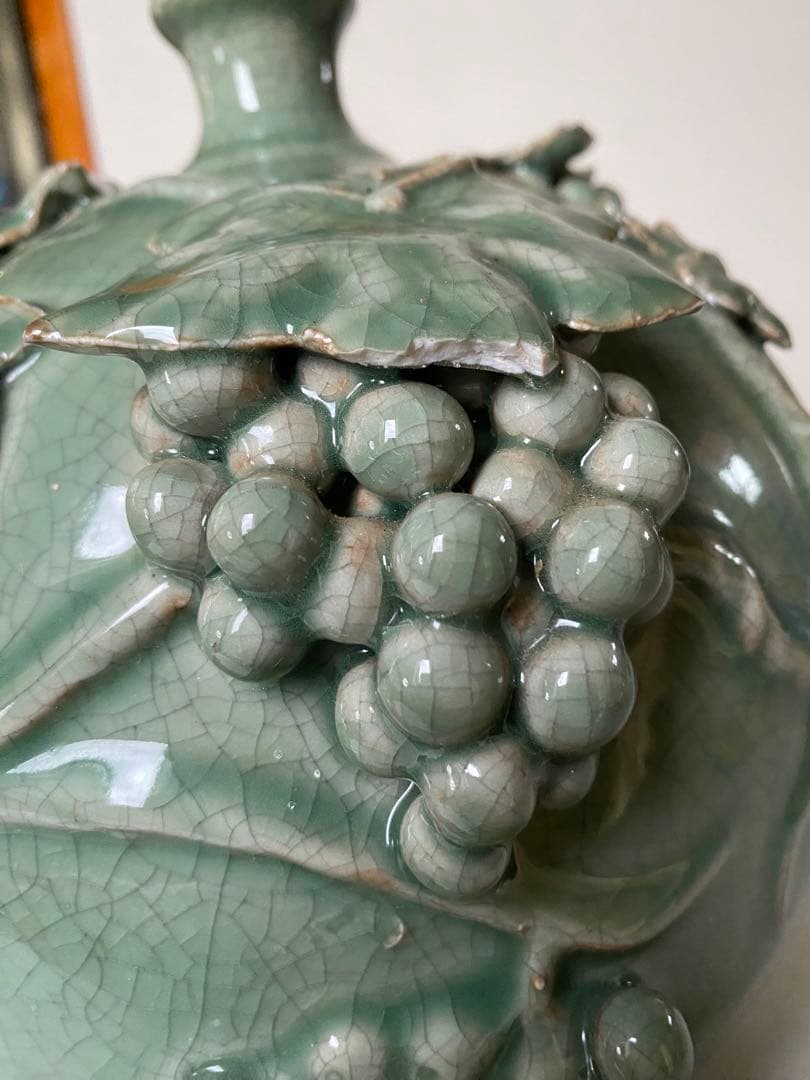 壺　緑色　陶磁器　葡萄　青磁　景徳鎮　貫入　花瓶　骨董　アンティーク