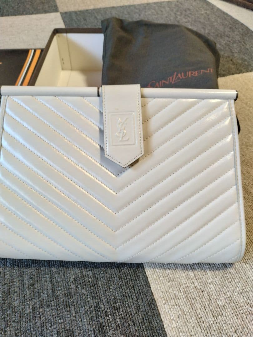Yves Saint Laurent ホワイト クラッチバッグ