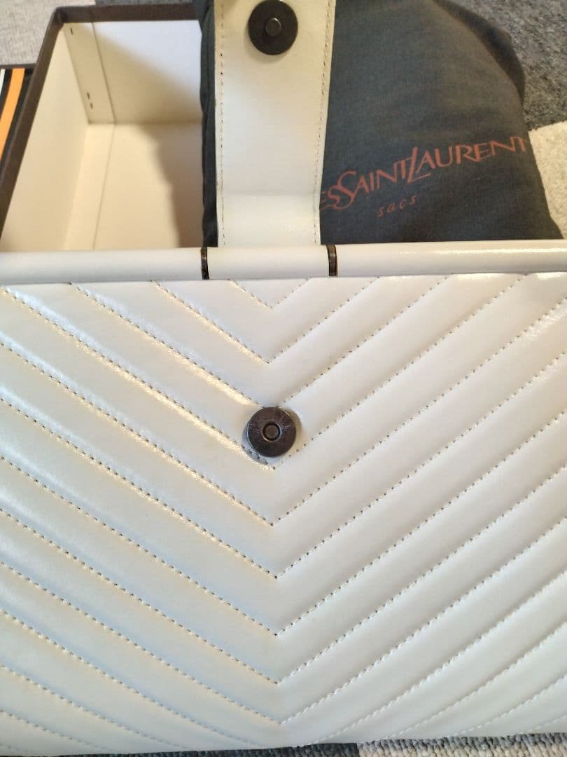Yves Saint Laurent ホワイト クラッチバッグ