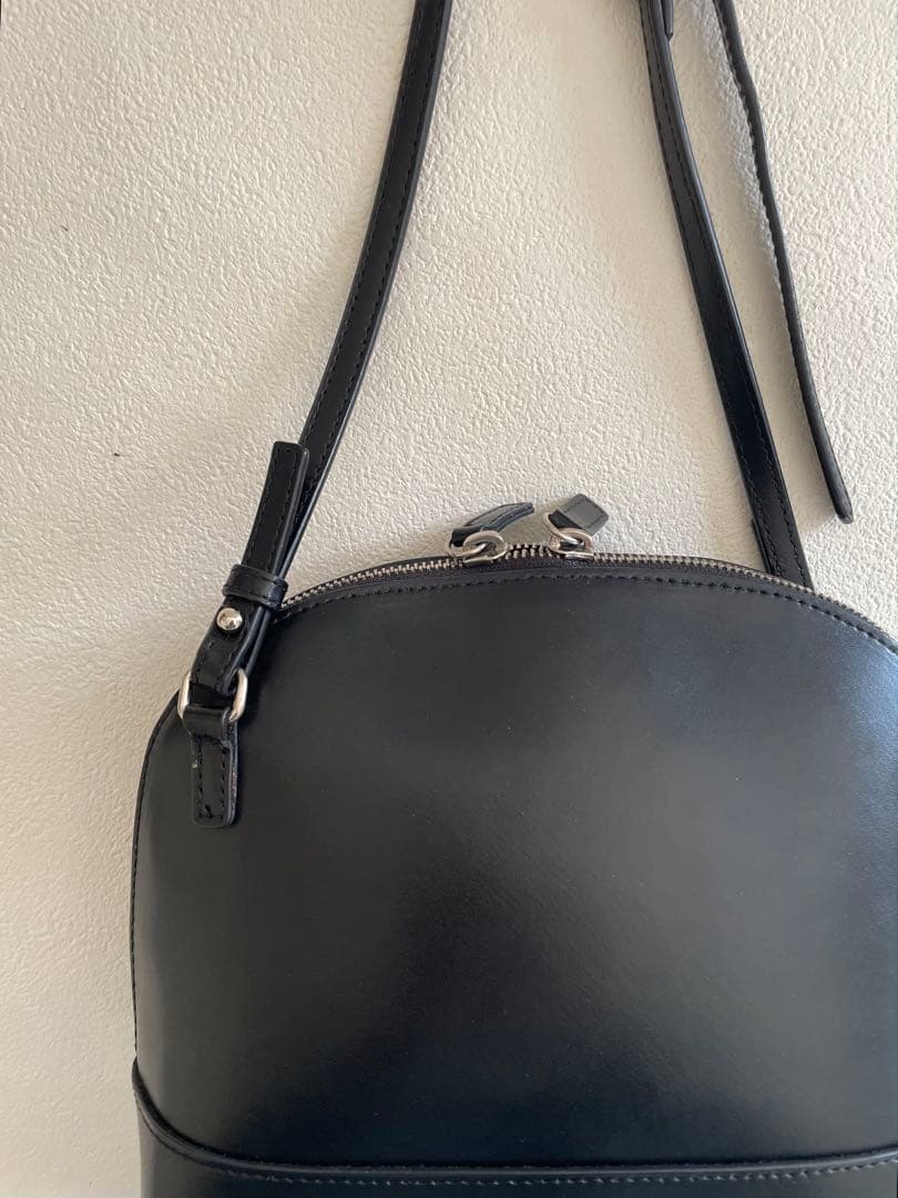 【YAHKI（ヤーキ）】ラウンドショルダーレザーバッグ　BLACK