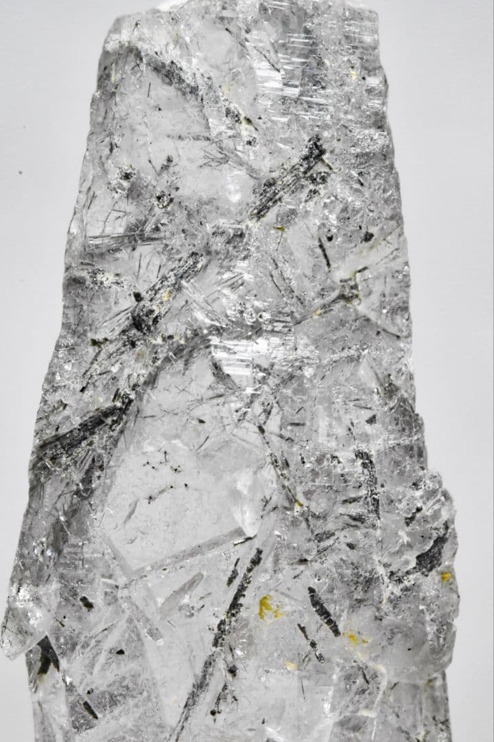 初期モンドクォーツ 角閃石入りポイント