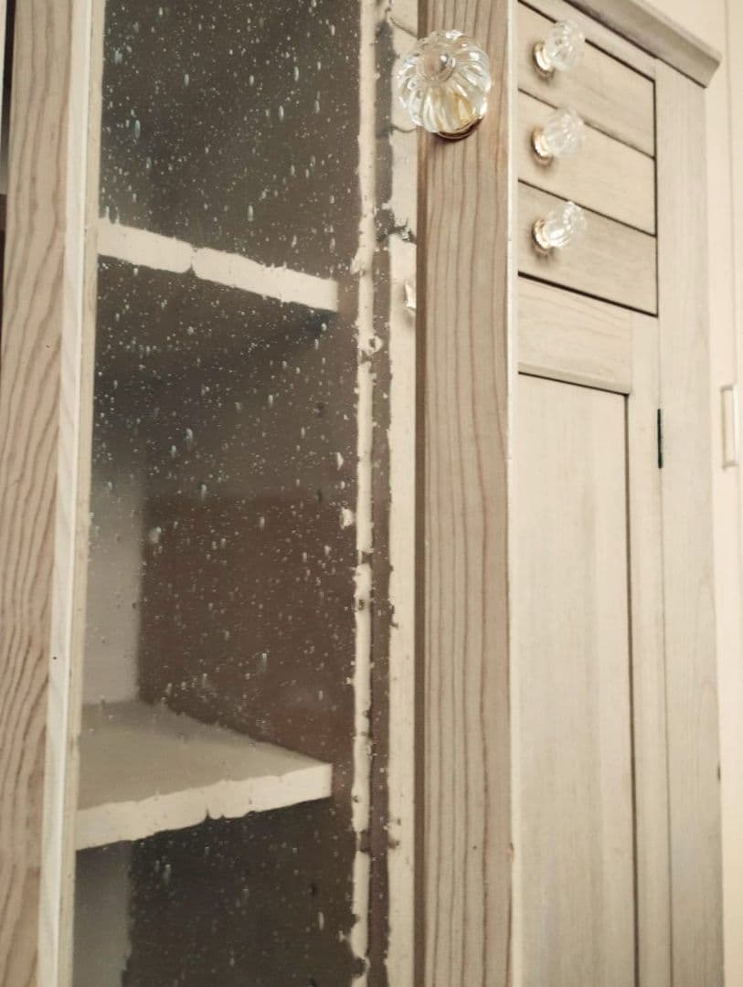 ★素朴な古い木肌のハイチェスト・気泡ガラス入りの扉・ガラス取っ手・北欧／節あり