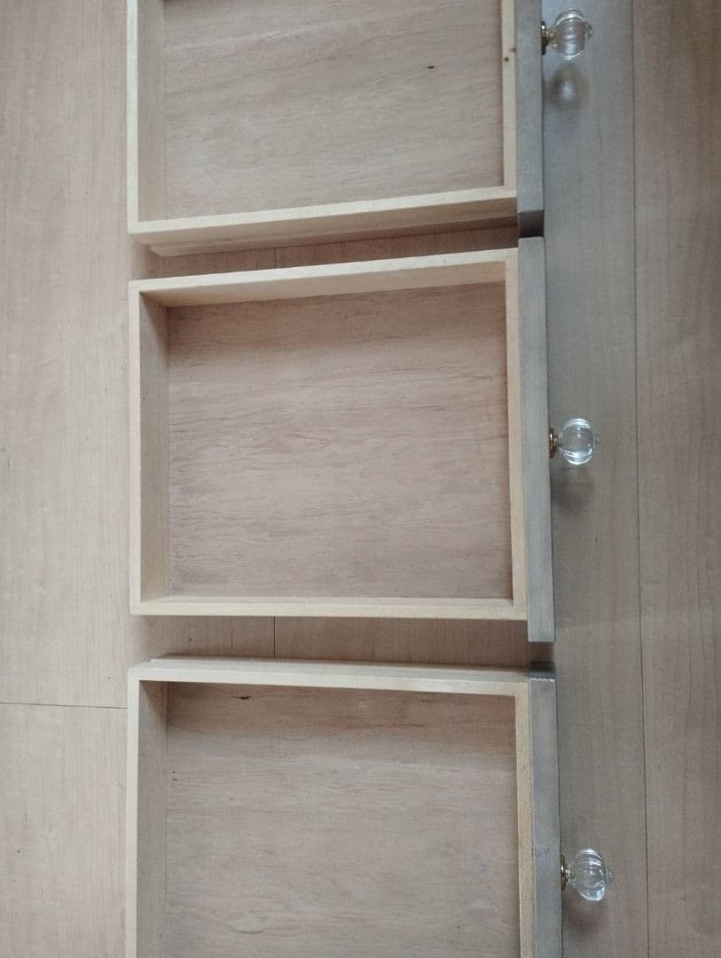 ★素朴な古い木肌のハイチェスト・気泡ガラス入りの扉・ガラス取っ手・北欧／節あり