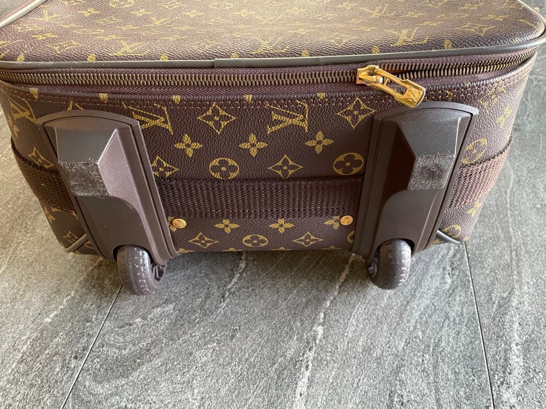 Louis Vuittonのモノグラムデザインの中型キャリーケース