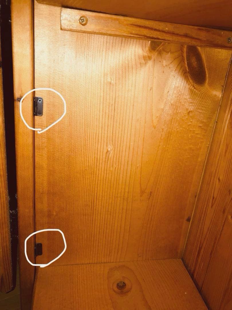 ハート型くり抜き穴のカントリーキャビネット