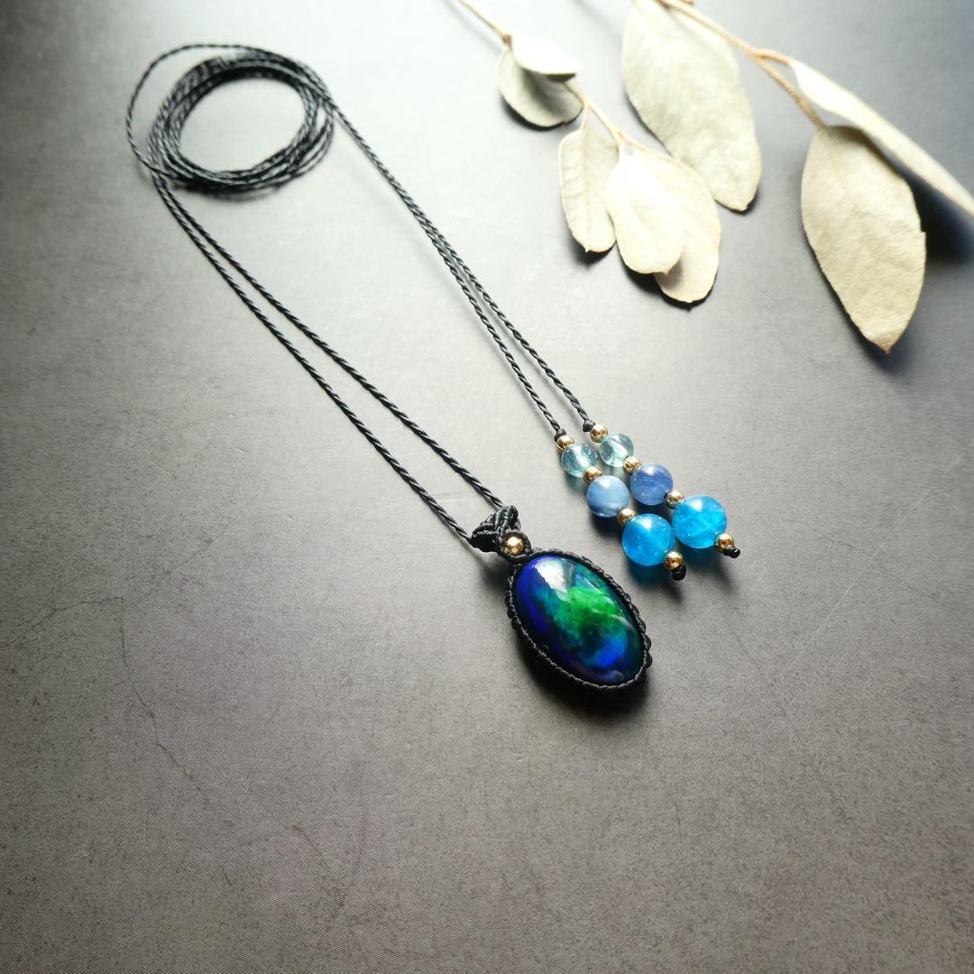 上カルビ　大粒ブラックオパールのマクラメネックレス