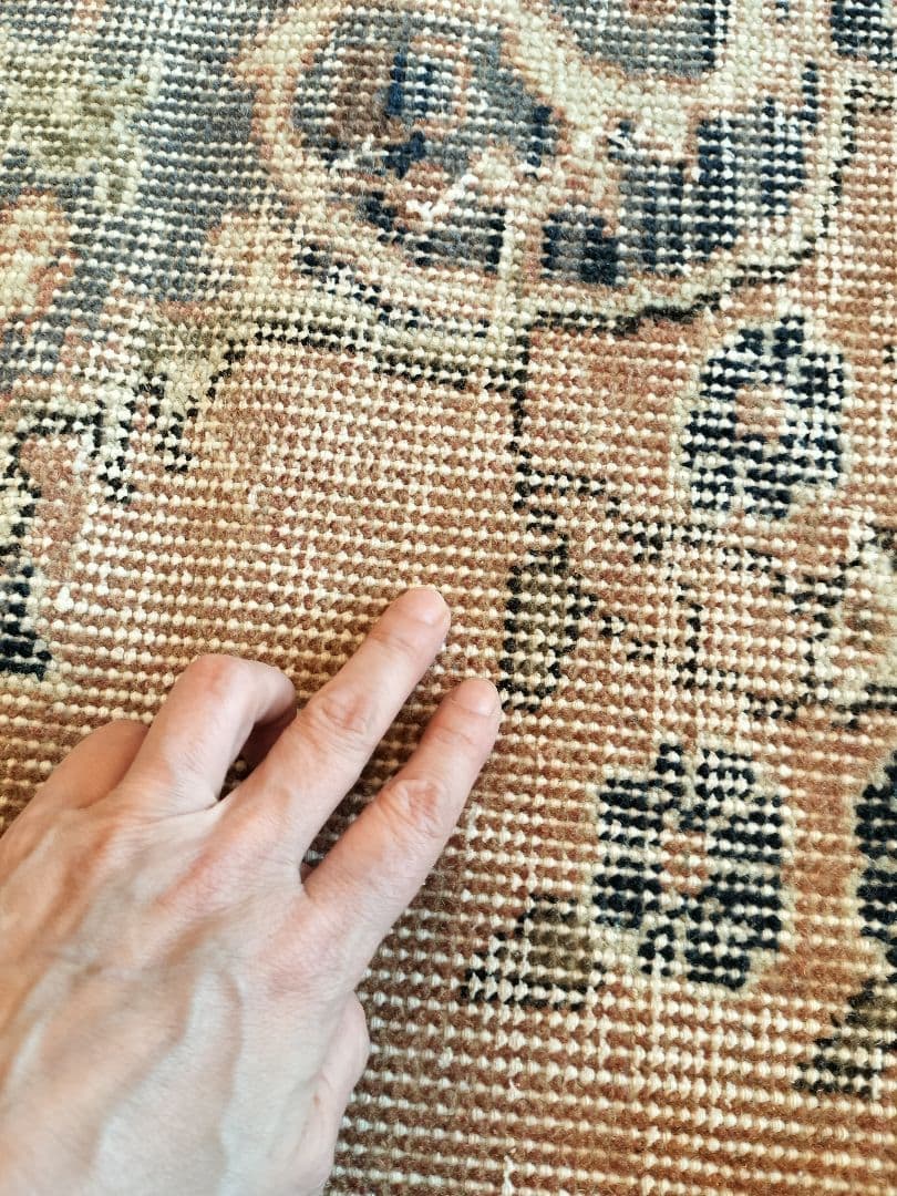 サーモンピンクとネイビーのメダリオンラグ　ヴィンテージトルコラグNo.661