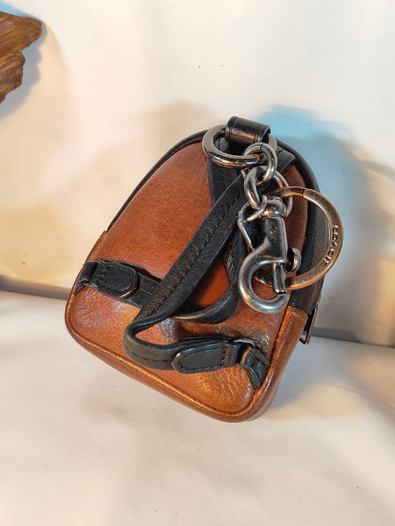 【極美品】COACH コーチ正規品　高級バックチャーム　本革ツートンキーホルダー