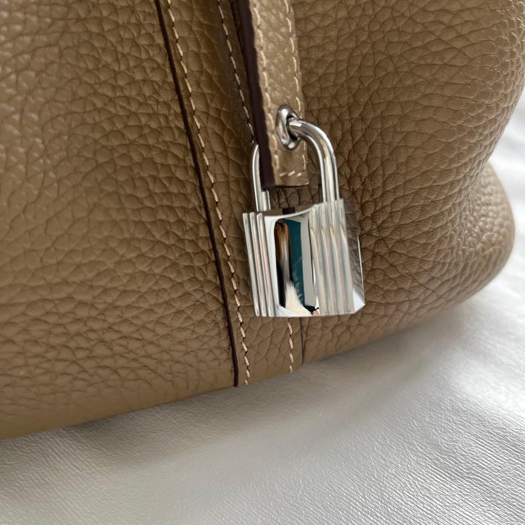 【美品】楽天 4Uキューブバッグ ｍｍ　本革　シルバーカデナ　グレージュ