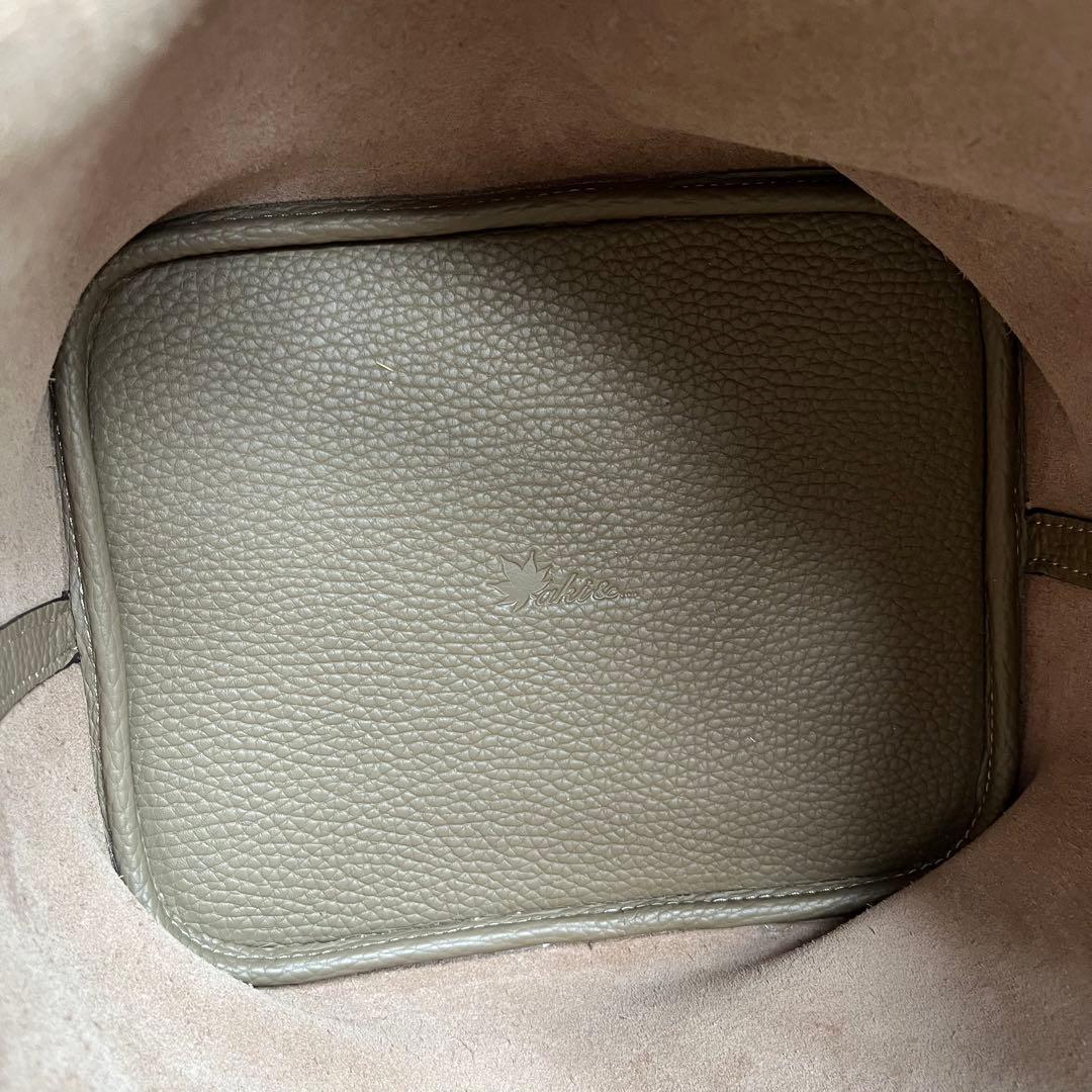 【美品】楽天 4Uキューブバッグ ｍｍ　本革　シルバーカデナ　グレージュ