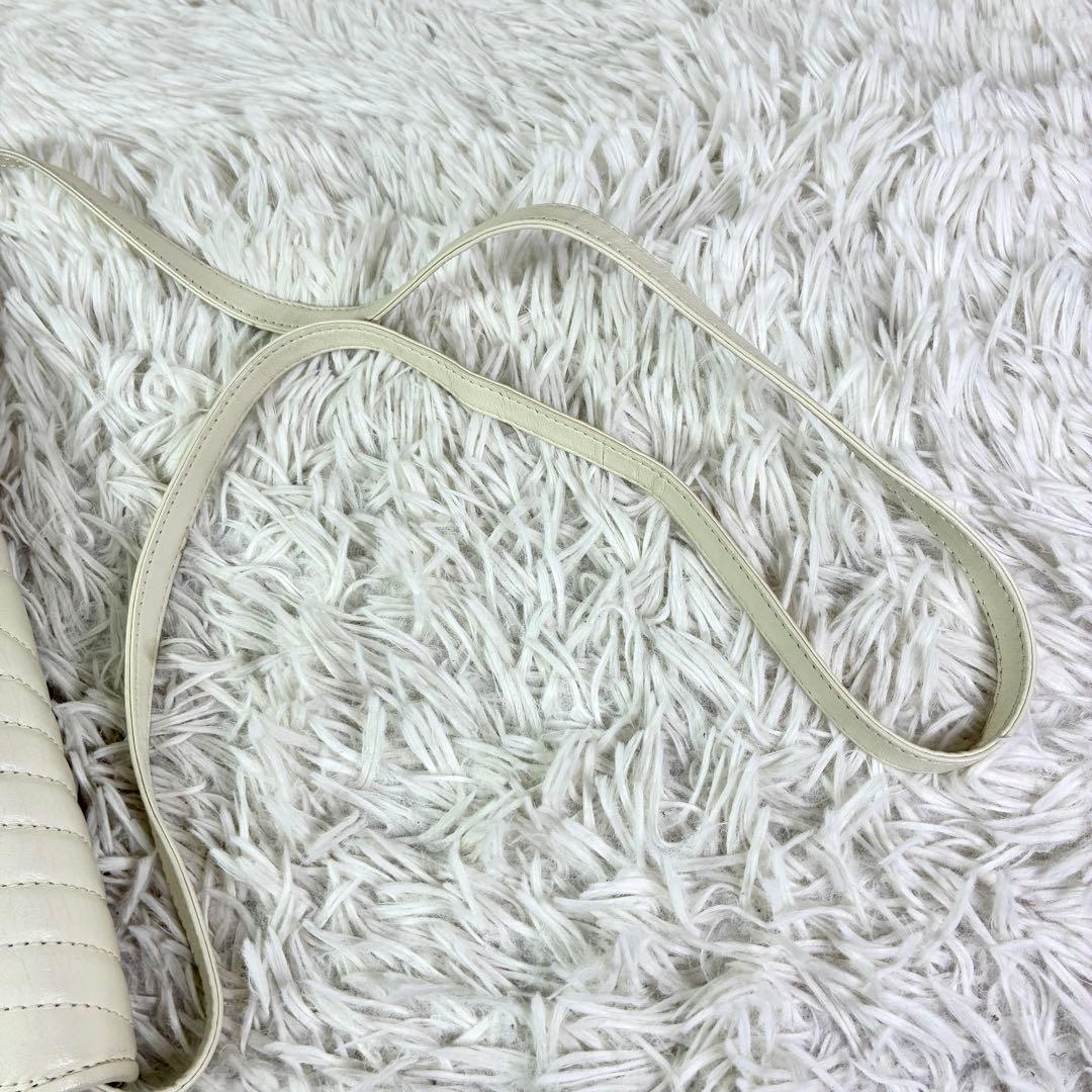 ヴァレンティノ ガラヴァーニ Vステッチ キルティング レザー ショルダーバッグ