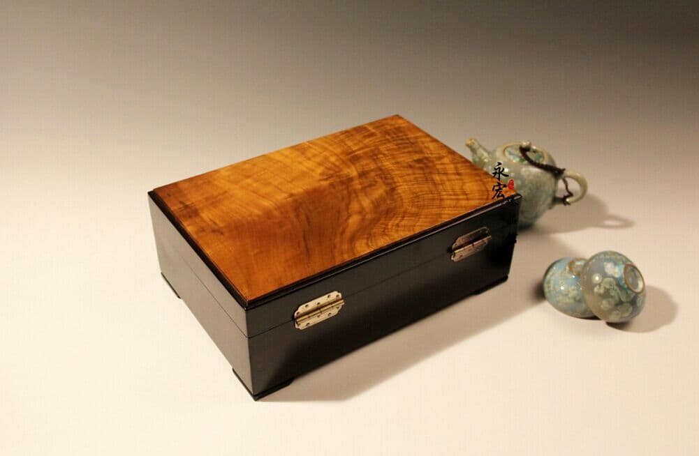 逸品の金樟の黒檀のアクセサリーの箱の赤い木の文は贈り物の宝石箱を収集します。