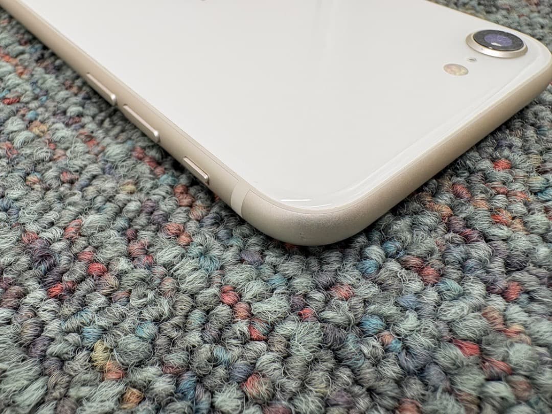 iPhone SE 第3世代　64GB　simフリー　Apple　スマホ　962