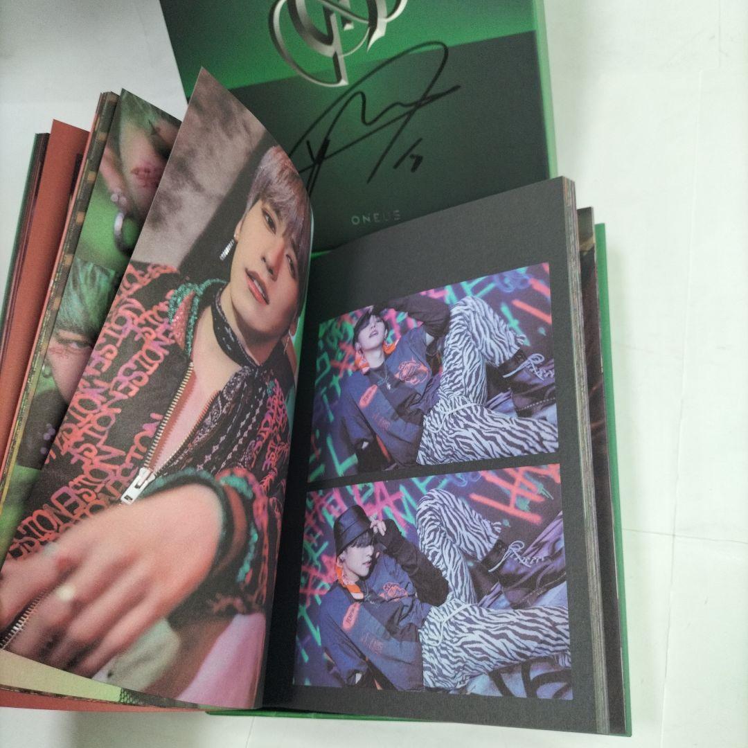 緑 ONEUS⭐ファヌン HWANWOONG⭐直筆サイン付き⭐️トレカ付き