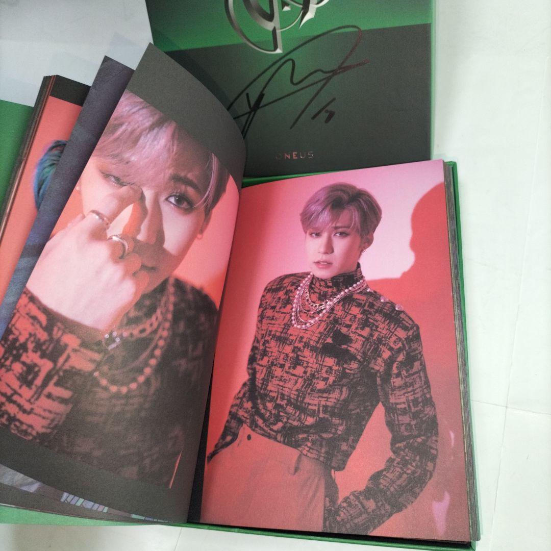 緑 ONEUS⭐ファヌン HWANWOONG⭐直筆サイン付き⭐️トレカ付き