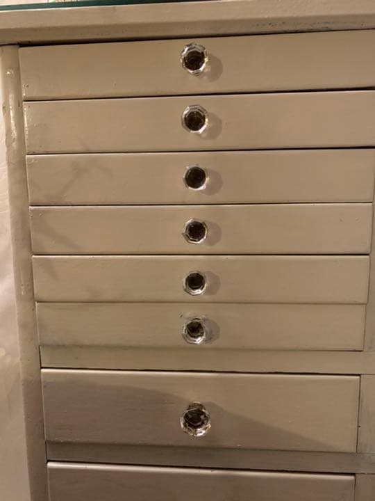 チェストアンティークの棚