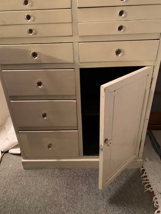 チェストアンティークの棚