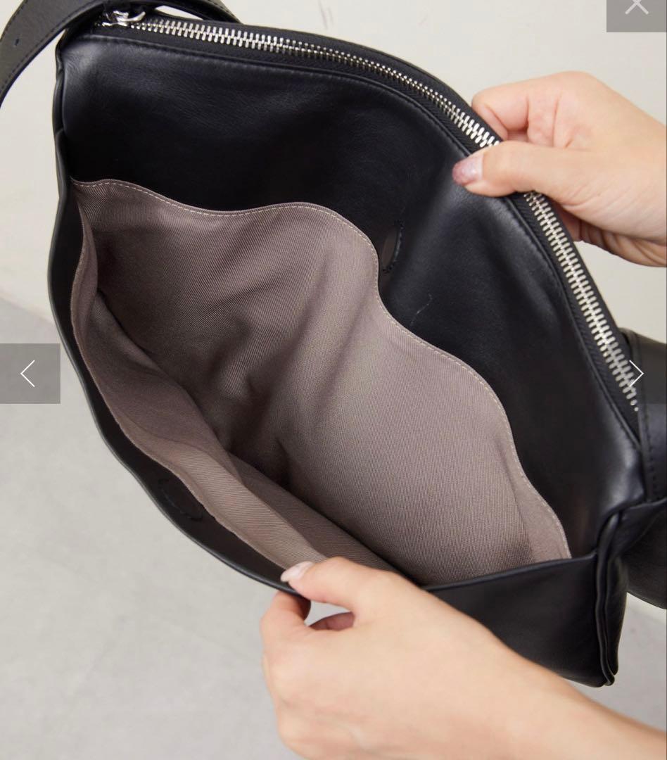 SNS話題❣️イアパピヨネスワローマチショルダーバッグブラック旅行大容量軽量本革