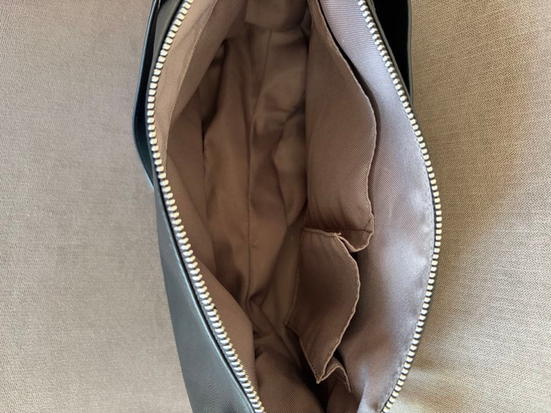 SNS話題❣️イアパピヨネスワローマチショルダーバッグブラック旅行大容量軽量本革