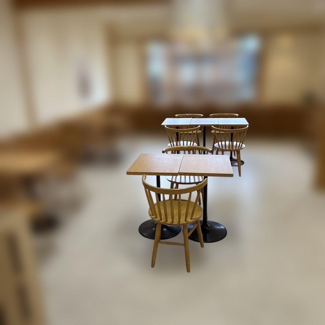 木製カフェテーブル１個とチェア２点セット