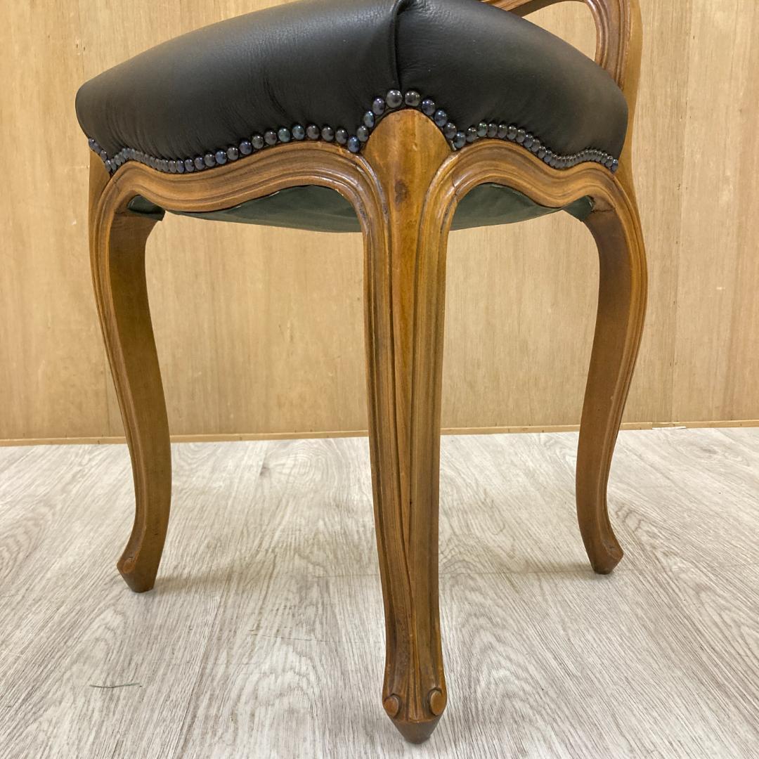 アンティーク調　革製　ダイニングチェア　猫脚　クラシック　鋲打ち　B