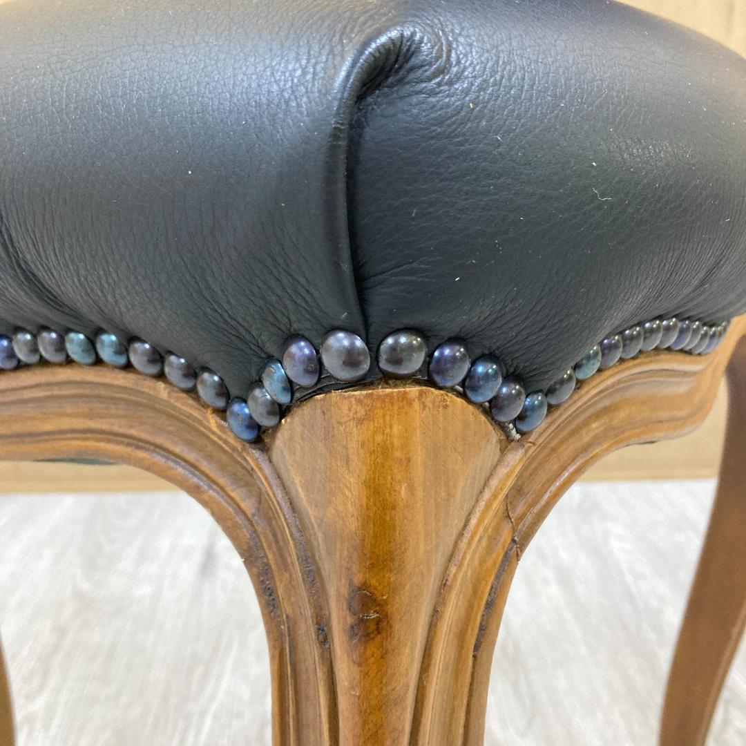 アンティーク調　革製　ダイニングチェア　猫脚　クラシック　鋲打ち　B