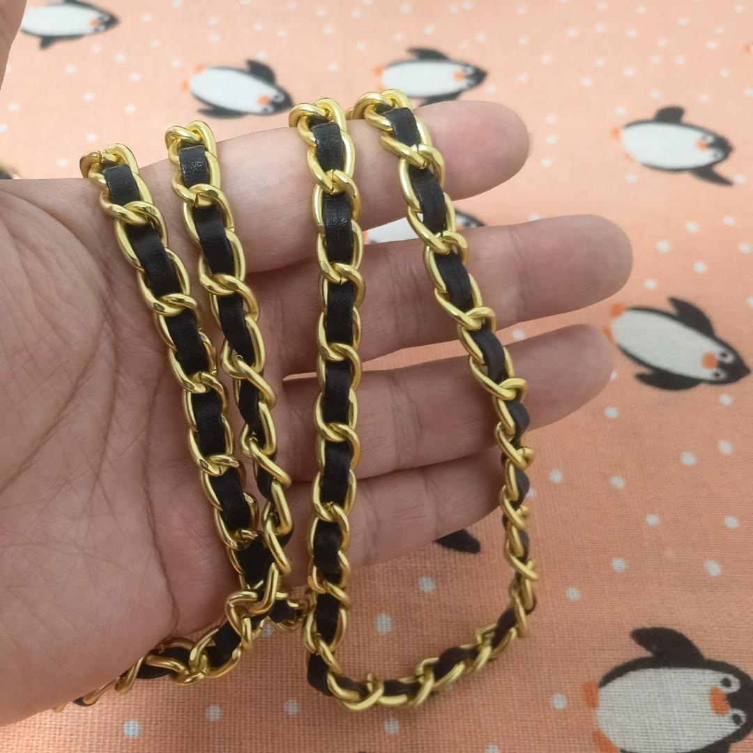 キルティング　ショルダーバッグ　チャーム　黒