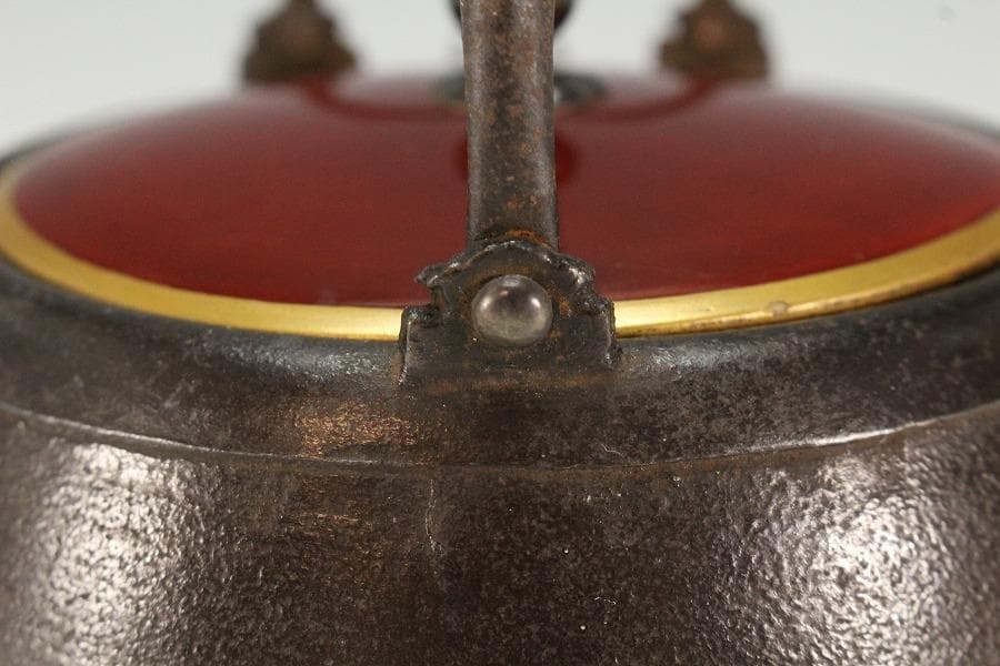 古鉄 持ち手 唐草 銀象嵌 瓶 注器 鉄瓶 銀摘 金縁朱塗蓋(K-XA812)