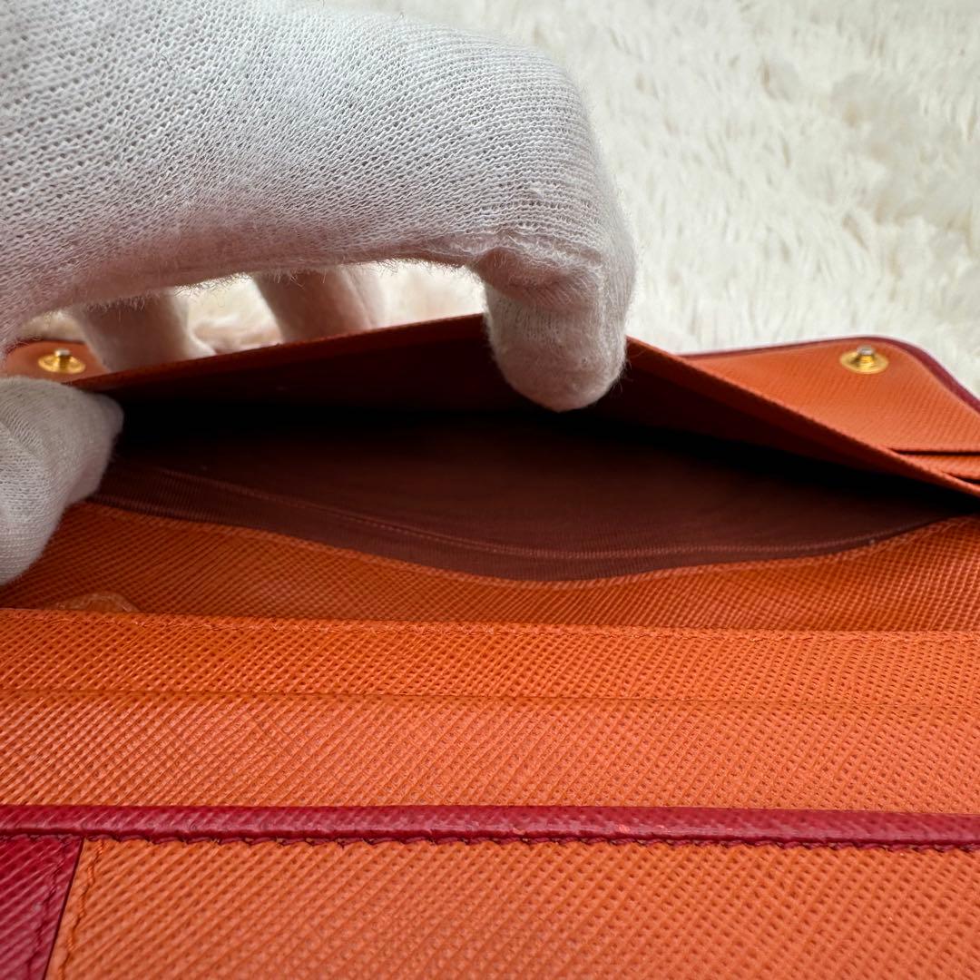 ✨美品✨プラダ　長財布　メタルロゴ　バイカラー　サフィアーノレザー　赤　オレンジ