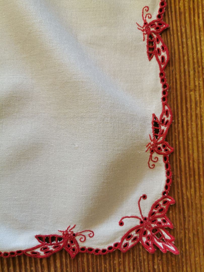 アンティークフランス オープンカットワーク バタフライ∞赤糸刺繍 縮緬風ドイリー