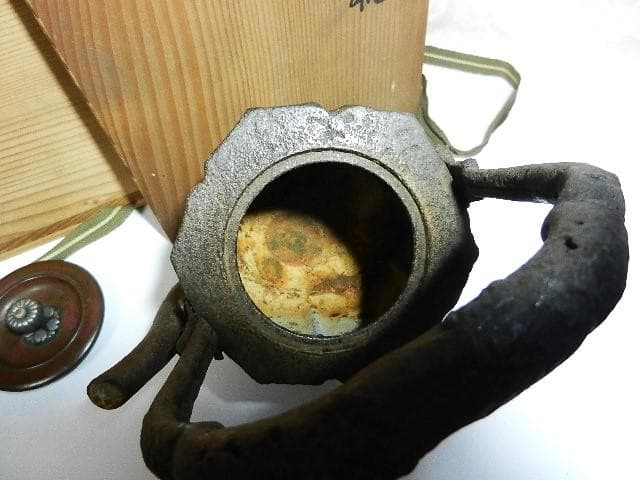破れ尾垂型六角鉄瓶　銘『胴「仁左エ門」／銅蓋裏「晴寿造」』（７５０㏄、１．３㎏）
