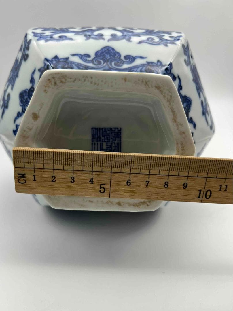 清乾隆時代　【大清乾隆年製】在銘　青花 染付花卉唐草文六方長頸瓶(B-75)