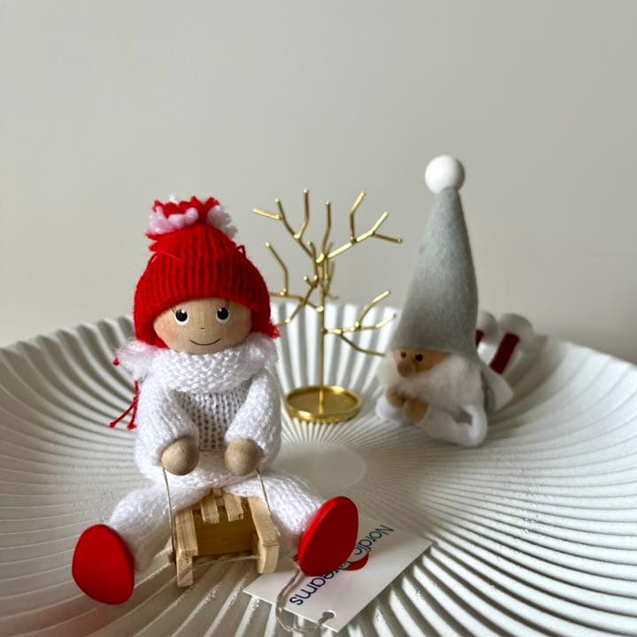 【新品/海外限定】ノルディカニッセ　そりに乗った女の子　白　 (北欧雑貨)