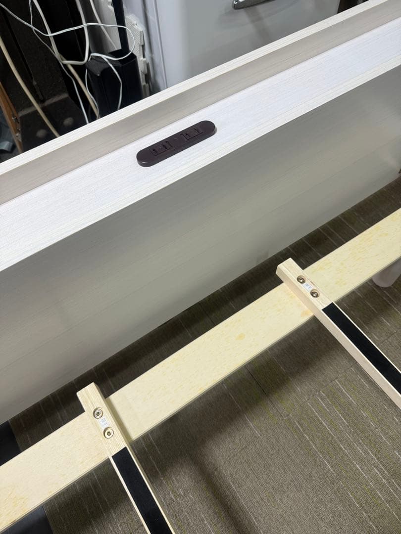 【美品】アイリス　セミダブルサイズ　ベッドフレーム　棚付コンセント付き　ホワイト