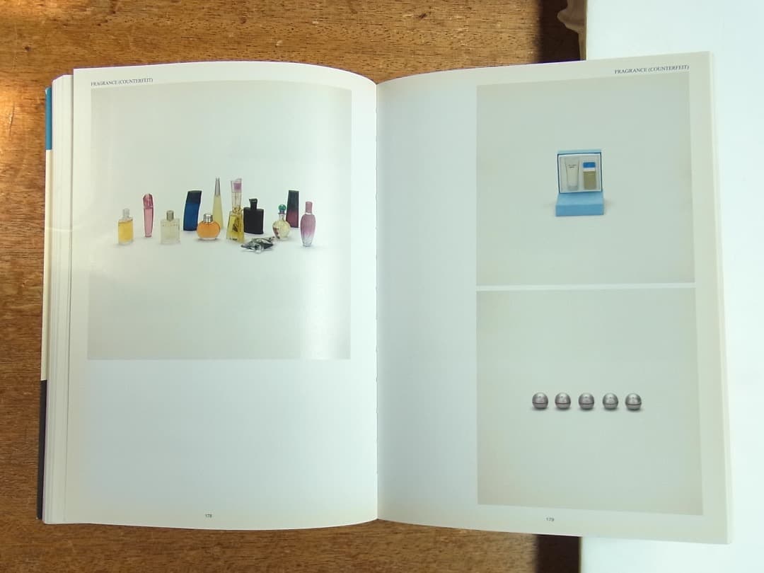 Taryn Simon Contraband／2010年初版 タリン・サイモン