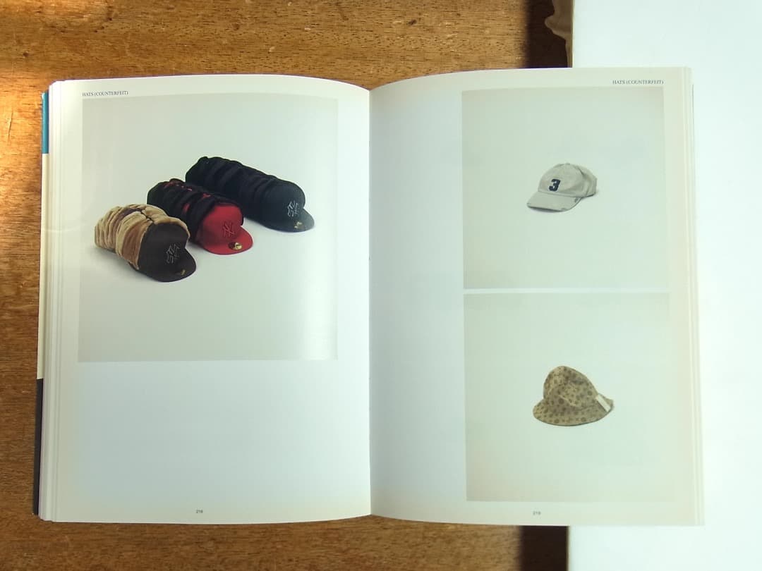 Taryn Simon Contraband／2010年初版 タリン・サイモン