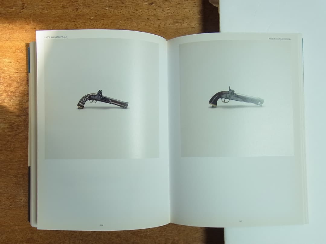 Taryn Simon Contraband／2010年初版 タリン・サイモン