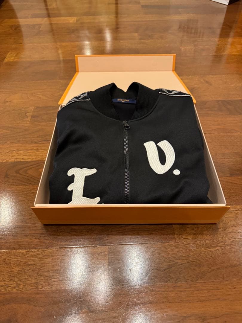 ヴィトン 刺繍 シグネチャー モノグラム トラックスーツ ジャケット