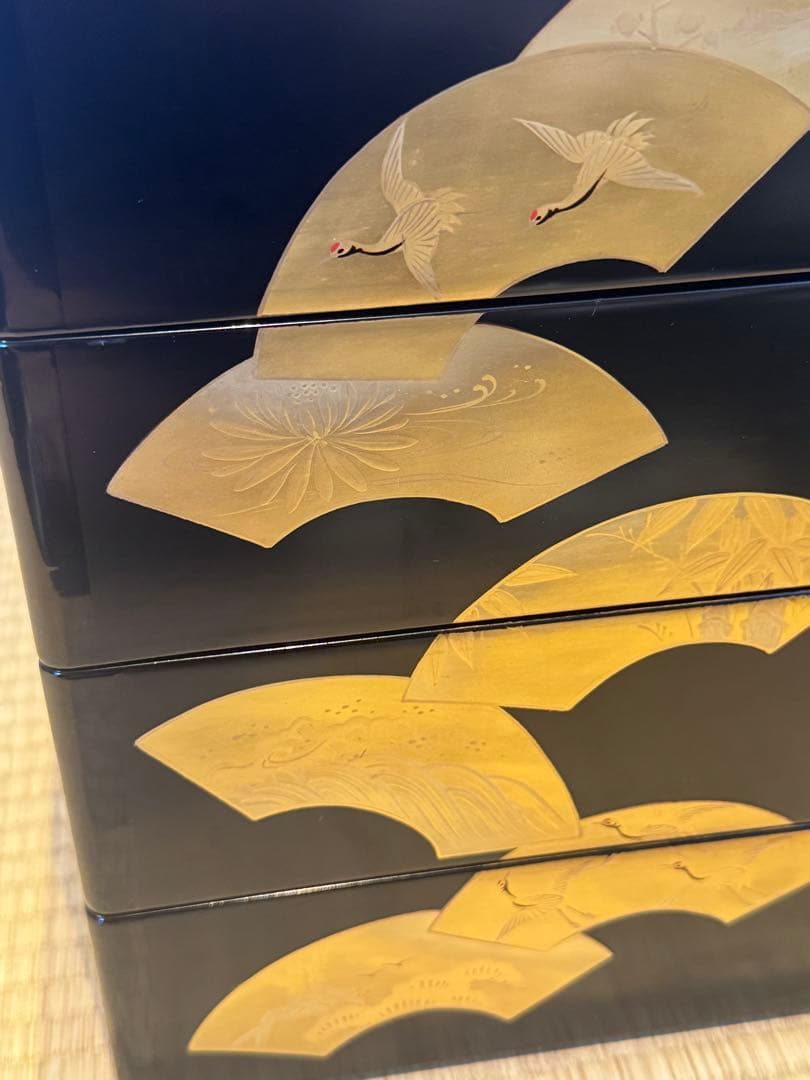 扇蒔絵 黒艶消内朱四段重箱 二枚蓋 共箱 丸に蔦 /茶懐石道具 会席 宴席 正月