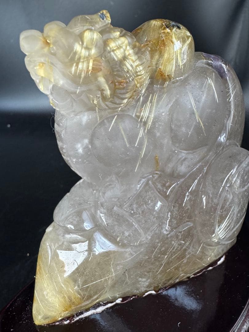ルチルクォーツ貔貅彫り　天然石　台座付き