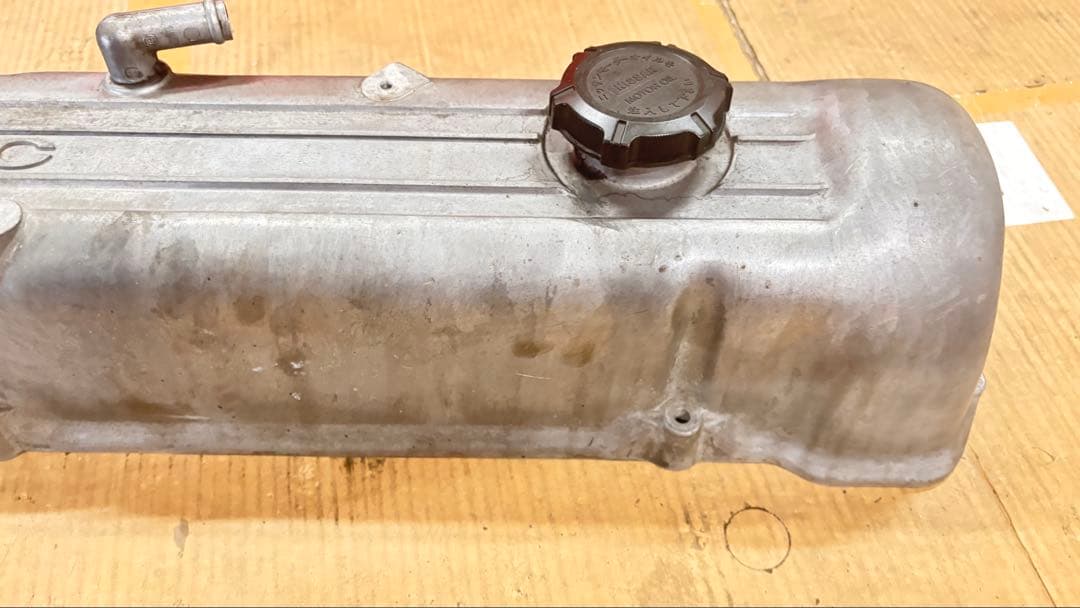 NISSAN L型エンジン　タペットカバー