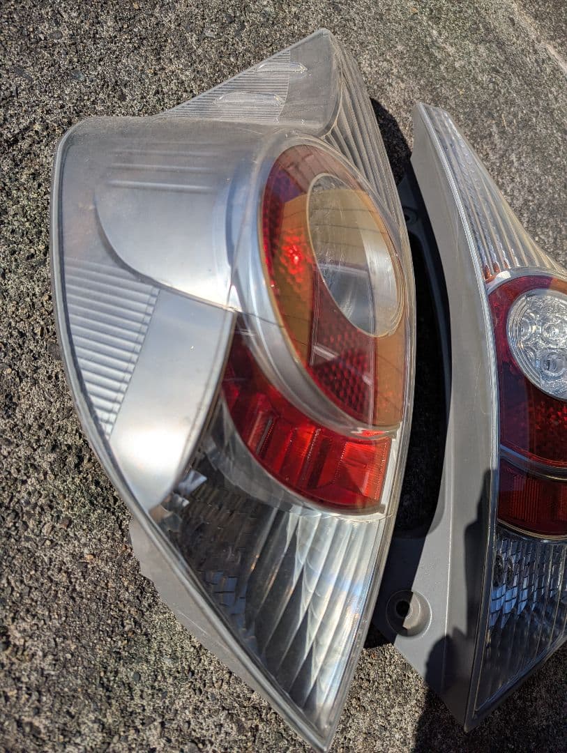 アクアNHP10 初期型テールライト 右のみ