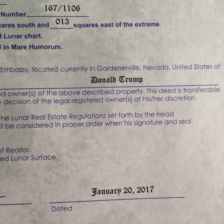 ドナルド・トランプ名義の月の土地権利書