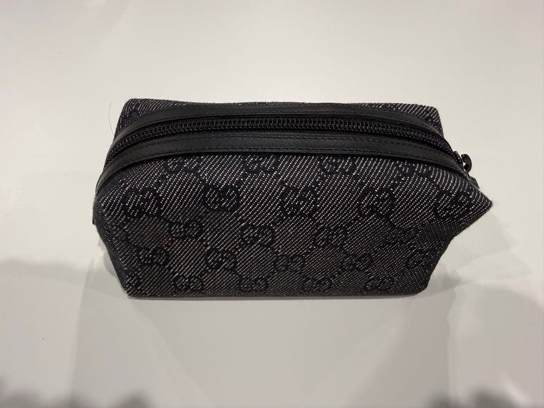 GUCCI ブラックキャンバスポーチ