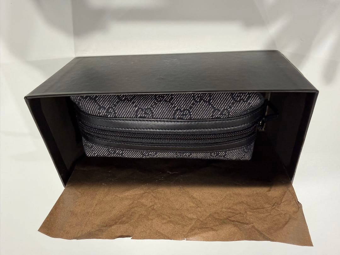 GUCCI ブラックキャンバスポーチ