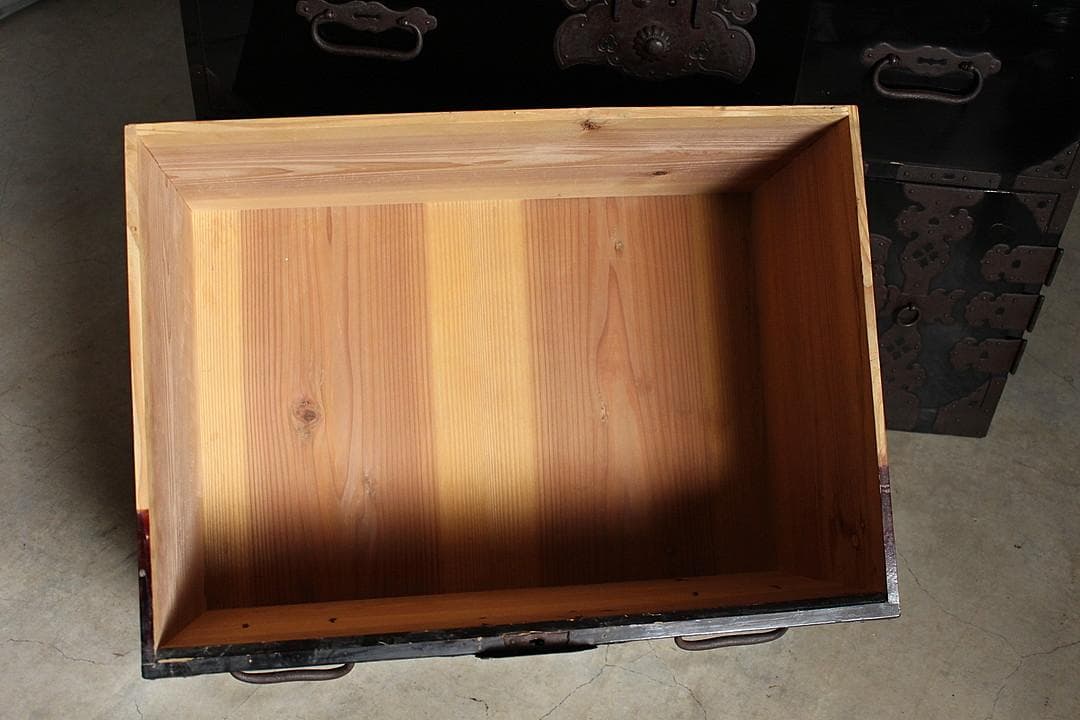 綺麗な時代庄内箪笥　扉付き