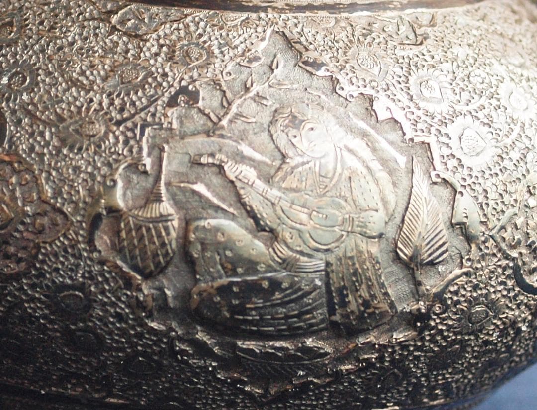 1970年央制作、イラン伝統彫金細工が楽器を奏でる人や花を刻む銀製ティーポット