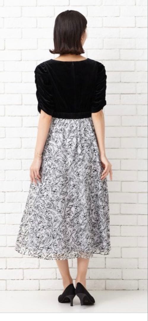 AIMER ベロア袖フロッキーフレアドレス 黒 白 エメ